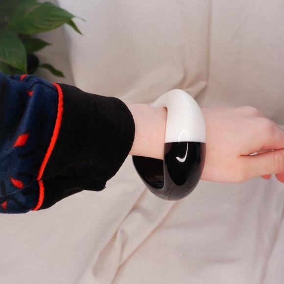 Black & White Split Colour Wavy Bangle - Picture 4 of 4